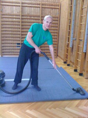 Trainer Petr beim Teppich absaugen
Auch das machen unsere Trainer

Trainer Petr beim Teppich absaugen!
