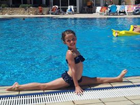 Josi, am Pool in Brac, vermisst das Training schon! 
Josi = Josefine Brecht - 7jÃ¤hrige Nachwuchshoffnung der UWW - Siegerin der K3 bei den Wr. Jugendmeisterschaften 2013 
