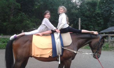 Selina und Katrin beim "Turnen am Pferd"
