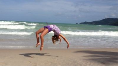 Julia - Flick am Sandstrand in Thailand
