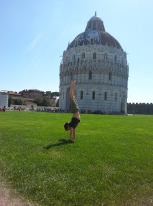 Pisa Bruno Handstand Wiese